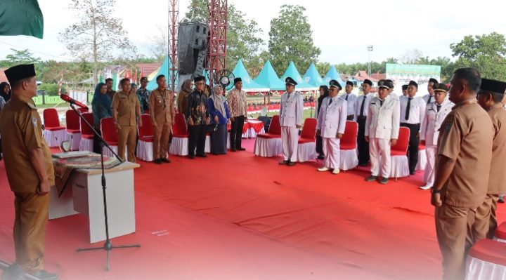 Pj Bupati Seruyan Djainuddin Noor saat melantik Pj Kades dan PAW BPD