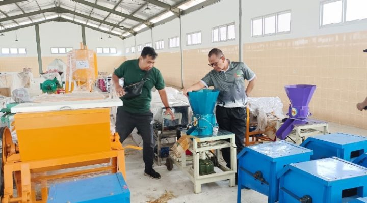 Pj Sekretaris Daerah Seruyan, Bahrun Abbas saat mengamati satu peralatan pengolahan ikan di Desa Sungai Undang