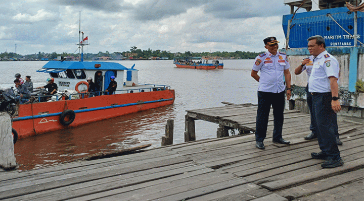 Plt Kepala Dishub Rody Kamislam saat meninjau Dermaga Penyeberangan Feri Sampit Seranau, Senin, 15 Juli 2024.