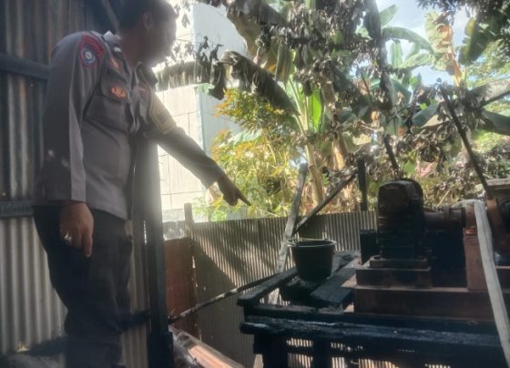 Polisi saat menunjukan titik kemunculan api pada gudangcterbakar di Kecamatan Kota Besi, belum lama ini.