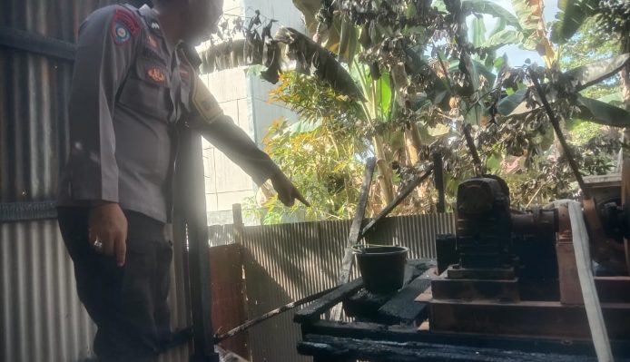 Polisi saat menunjukan titik kemunculan api pada gudangcterbakar di Kecamatan Kota Besi, belum lama ini.