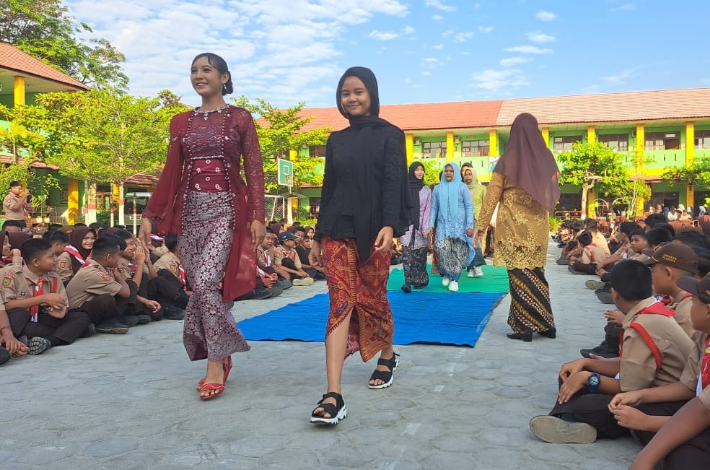 SMPN 1 Sampit Gelar Lomba Peragaan Busana Peringati Hari Kebaya Nasional