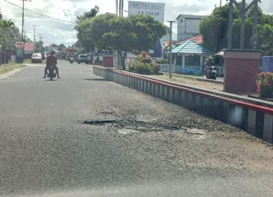 Salah satu ruas jalan dalam kota Kuala Pembuang yang mengalami kerusakan dan perlu perbaikan.