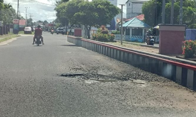 Salah satu ruas jalan dalam kota Kuala Pembuang yang mengalami kerusakan dan perlu perbaikan.