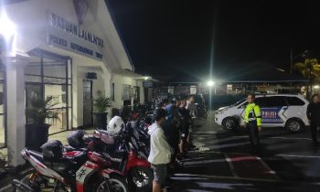 Sejumlah pemuda pemilik motor brong saat diberikan sosialisasi oleh petugas Satlantas Polres Kotim usai ditertibkan.