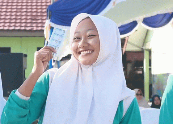 Seorang siswi SMKN 1 Sampit antusias mengikuti pembagian tablet tambah darah pada gerakan aksi bergizi, Jumat, 19 Juli 2024.