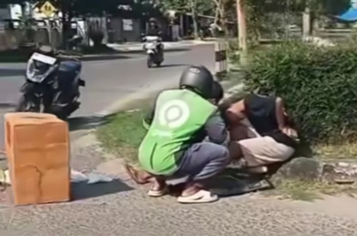 Kecelakaan Avanza Vs Sepeda Motor Roda Tiga di Belakang Rujab Bupati