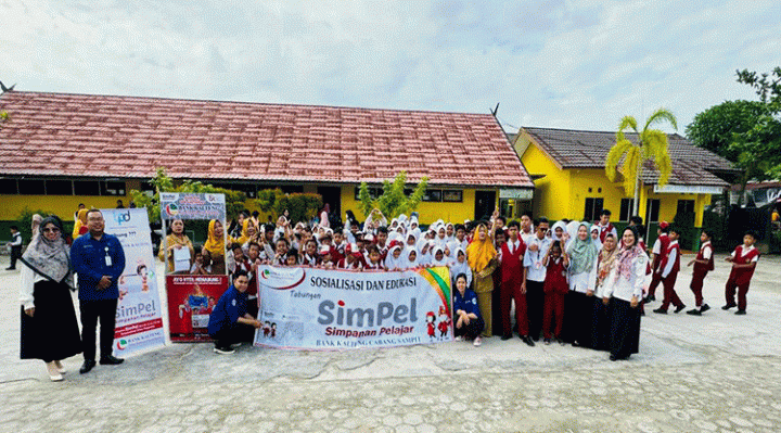 Siswa siswi SDN 4 Ketapang mengikuti kegiatan sosialisasi SIMPEL Bank Kalteng, Selasa, 9 Juli 2024.