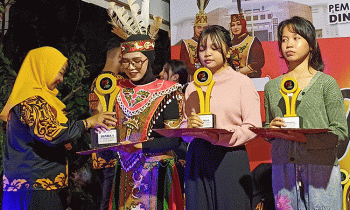 Siswi SMPN 1 Sampit Cahya Zebina Oz Shira menerima piala juara pertama lomba bercerita benda koleksi Museum Kayu tingkat SMP, Sabtu, 20 Juli 2024.