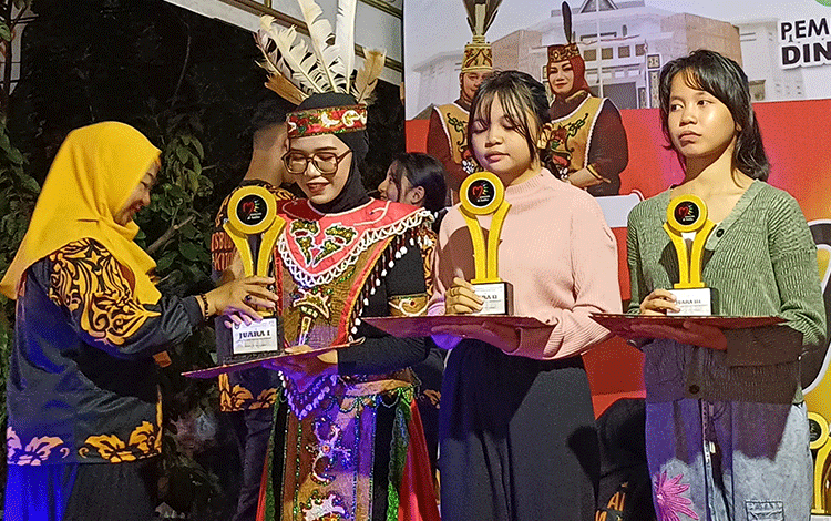 Siswi SMPN 1 Sampit Juara Pertama Lomba Bercerita Benda Koleksi Museum Kayu