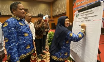 Staf Ahli Bupati Kotim, Rusmiati saat menandatangani komitmen bersama pencegahan dan teteksi dini penyakit, Rabu, 17 Juli 2024