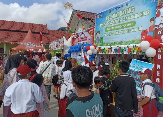 Suasana stand dalam acara Gebyar Merdeka Pameran Hasil Karya Siswa SDMI se Kecamatan Baamang di SDN 4 Baamang Hilir, Senin, 29 Juli 2024