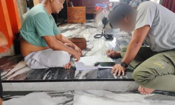Terduga pelaku AD (baju putih) saat melakukan transaksi dengan korban (baju hijau). 1