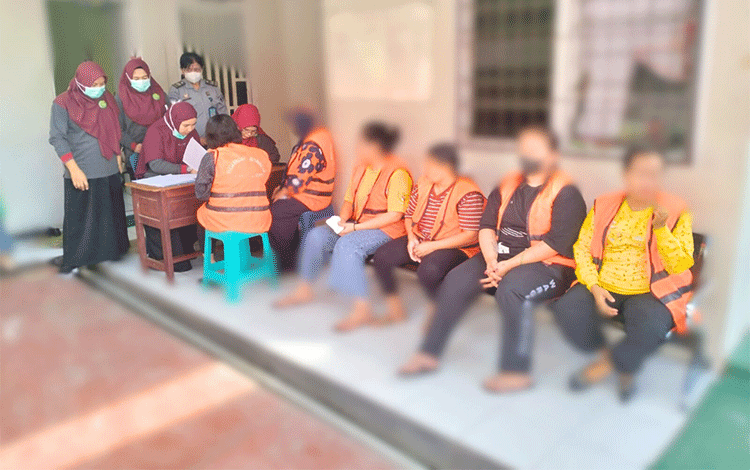 Warga Binaan Perempuan Lapas Sampit Lakukan Test IVA