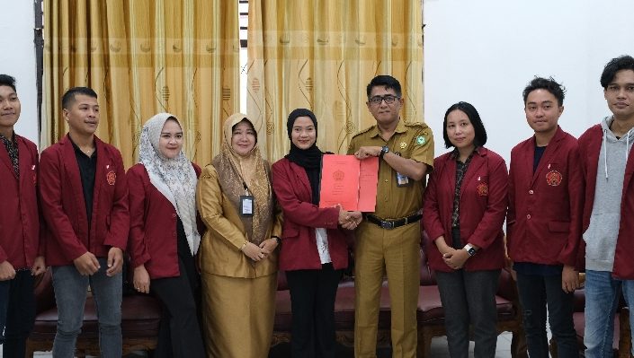 Tim Mahasiswa STIH Sampit menyerahkan rancangan peraturan literasi digitak kepada Kabag Perundang undangan DPRD Kotim Nino Andria Yudianto.