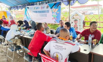 Tim kesehatan saat memeriksa penyakit tidak menular  dalam layanan kesehatan yang dilakukan Dinas Kesehatan Seruyan.