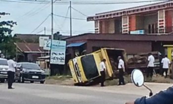Truk dump bermuatan buah kelapa sawit terguling di Jalan Tjilik Riwut Sampit.