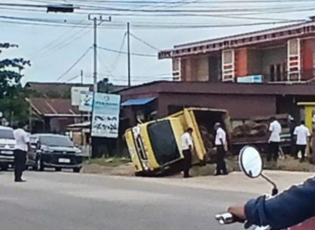 Ditinggal Sopir, Truk Bermuatan Buah Sawit di Sampit Terguling