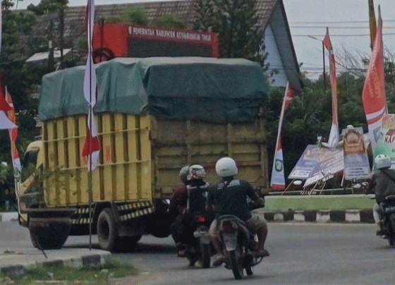 Truk melintas di Bundaran A Yani Sampit, Kamis, 18 Juli 2024.