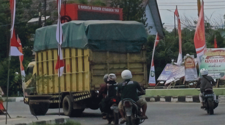 Truk melintas di Bundaran A Yani Sampit, Kamis, 18 Juli 2024.