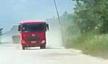 Truk muatan batu di Jalan Pasir Panjang mengakibatkan jalan berdebu.