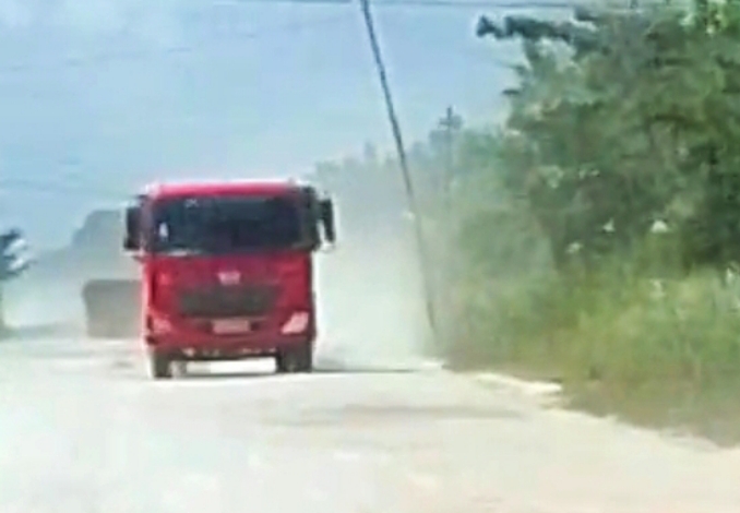 Warga Jalan Pasir Panjang Keluhkan Jalan Debu Karena Truk Batu