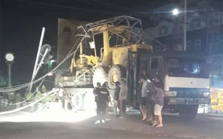 Truk Angkut Alat Berat Tabrak Tiang Lampu Merah Perempatan Pelita Hingga Rusak