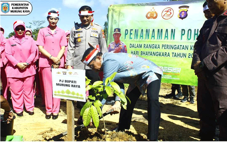 Pj Bupati Murung Raya Sebut Penanaman Pohon oleh Polres Bentuk Kepedulian dalam Penghijaun