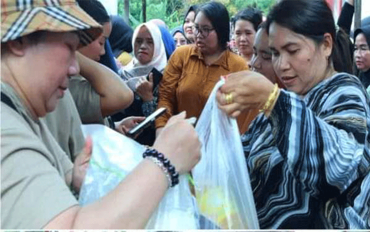 Pemkab Murung Raya Gelar Gerakan Pangan Murah di Laung Tuhup