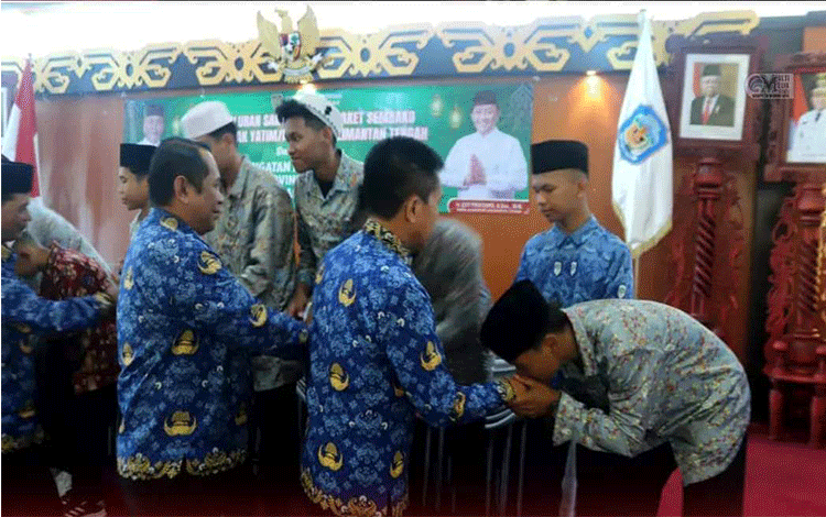 Pemkab Murung Raya Beri Santunan Kepada Anak Yatim Piatu