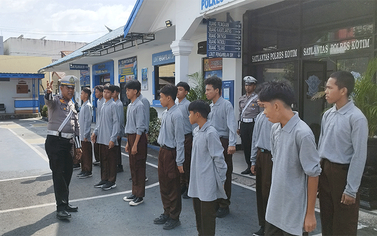 Siswa SMP IT Arafah Belajar Tertib Berlalu Lintas ke Satlantas Polres Kotim