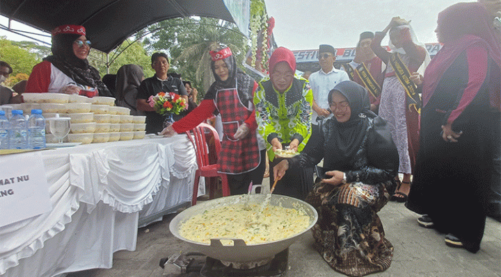 Wakil Bupati Kotawaringin Timur Irawati dan Ketua TP PKK Khairiah Halikinnor menyajikan bubur asyura di Taman Kota Sampit, Minggu, 21 Juli 2024.