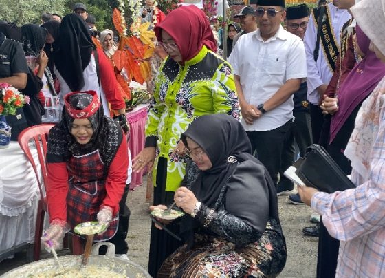 Wakil Bupati Kotim Irawati bersama dengan Ketua PKK Kotim Khairiah Halikinnor saat menikmati bubur Asyura di Taman Kota sampit, Minggu, 21 Juli 2024