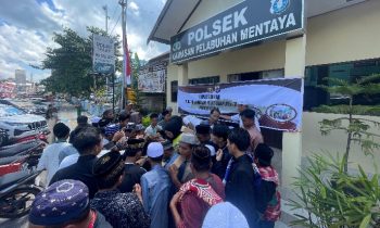 Warga berduyun duyun datang saat Jumat berkah yang dilaksanakan Kapolsek KPM.