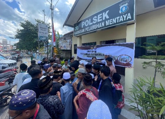 Warga berduyun duyun datang saat Jumat berkah yang dilaksanakan Kapolsek KPM.