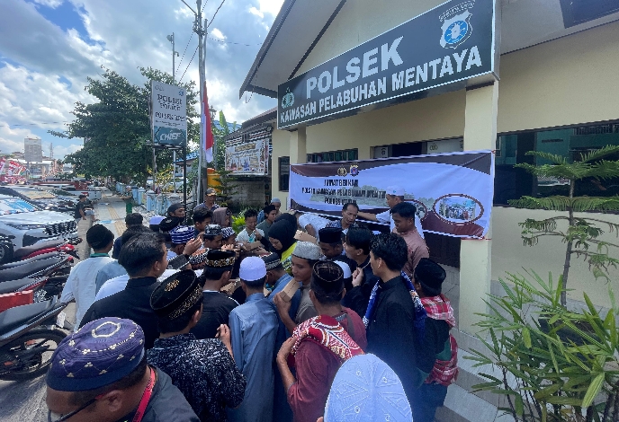Jumat Berkah, Polsek KPM Bagikan Makanan Gratis untuk Masyarakat