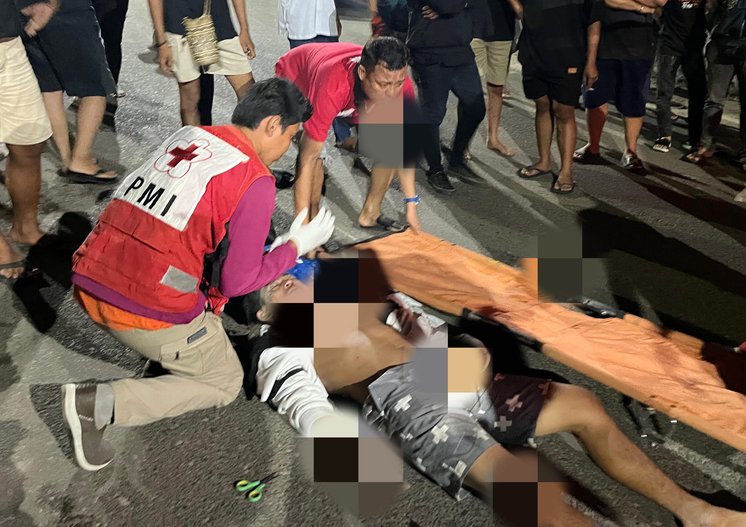 Ugal-Ugalan di Jalan, Pengendara Motor Cium Aspal Hingga Tidak Sadarkan Diri