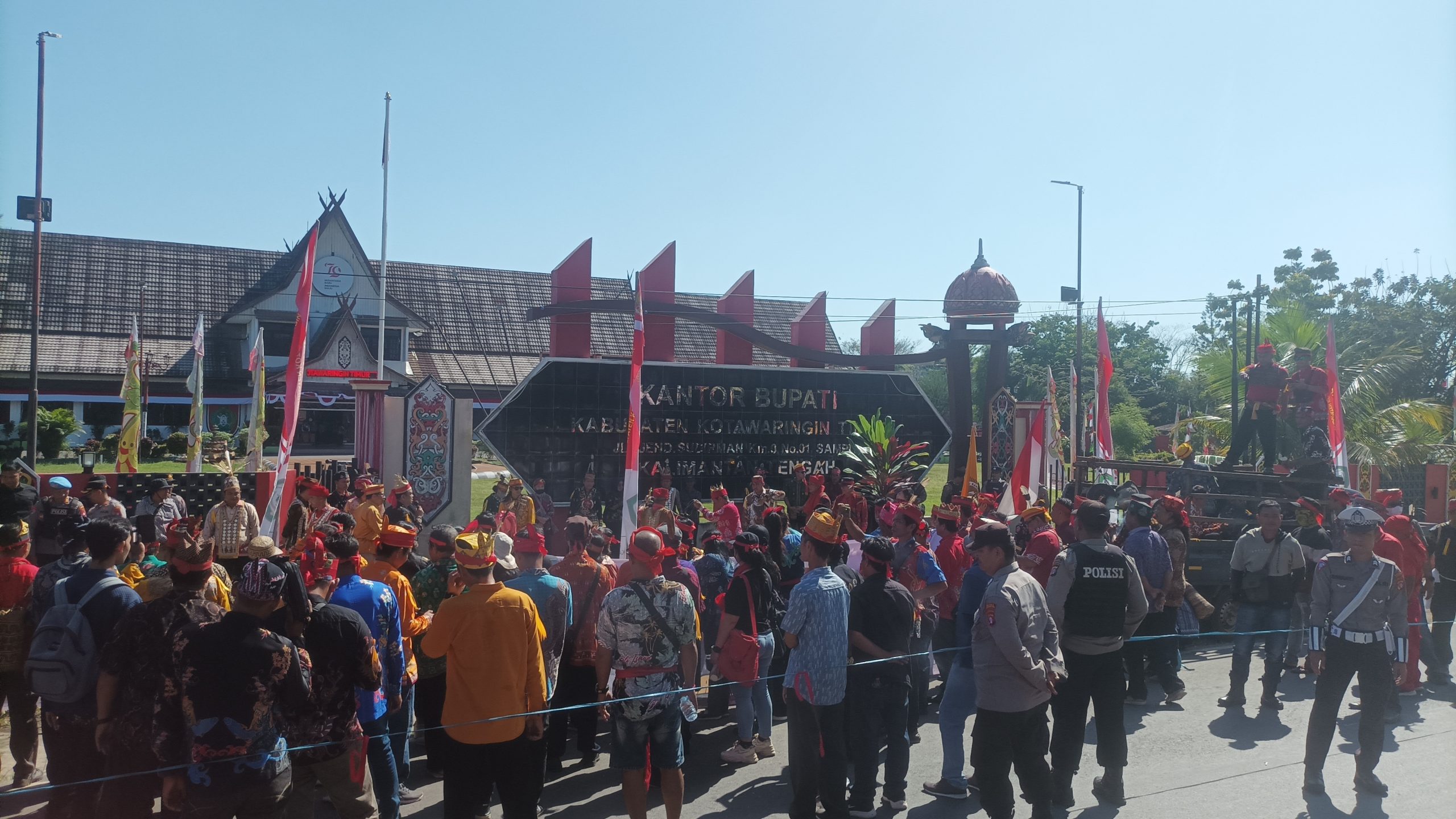 Kantor Bupati Kotim Digeruduk Umat Hindu Kaharingan