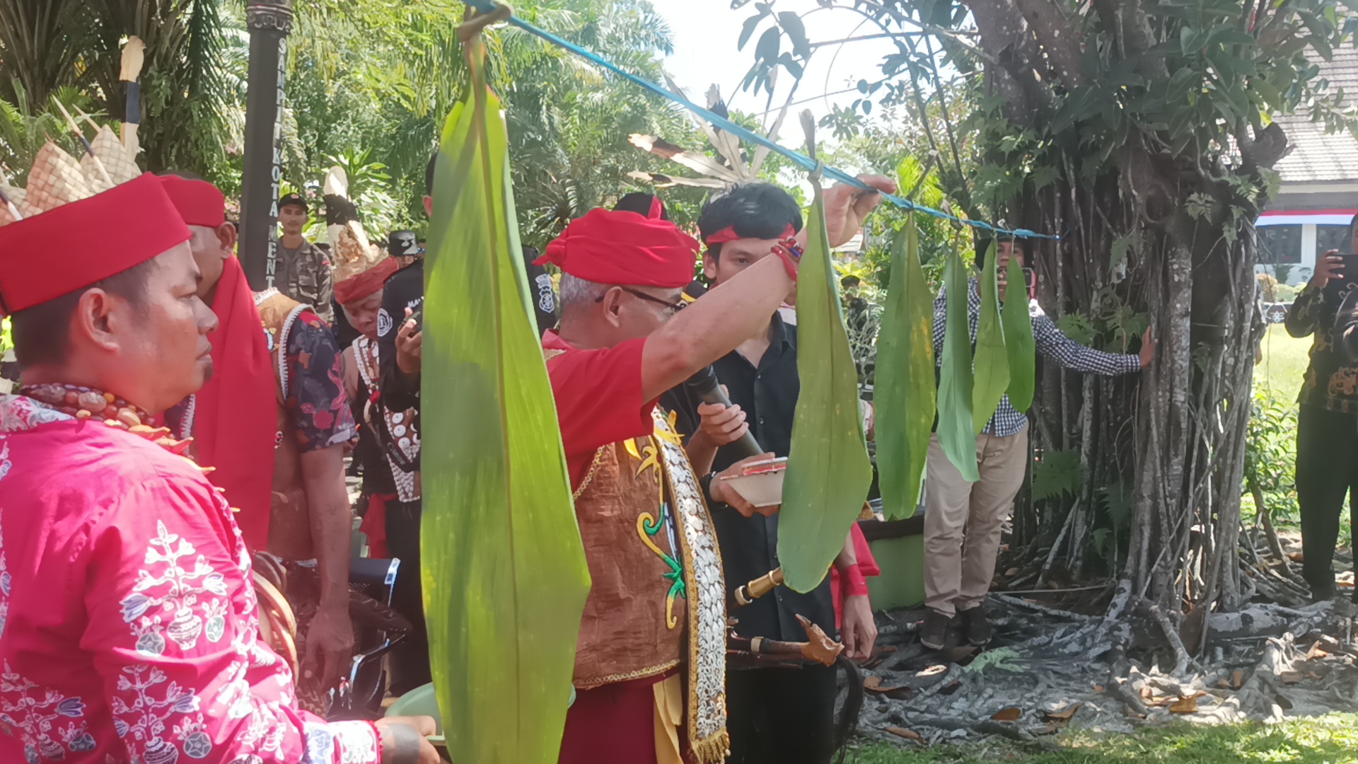 Umat Hindu Kaharingan Pasang Hinting Pali di Kantor Bupati Kotim