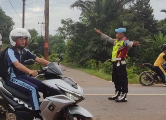 Anggota Polsek Cempaga mengatur lalu lintas di salah satu ruas Jalan Tijilik Riwut yang cukup ramai.