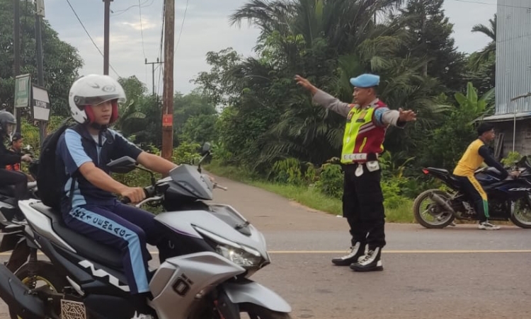 Polsek Cempaga Menugaskan Personel Jaga Ruas Jalan Tjilik Riwut Cegah Laka Lantas