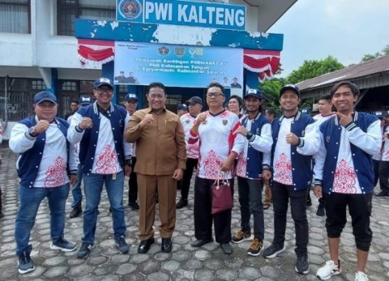 Atlet PWI Kotim yang tergabung dalam Kontingen Porwanas XIV Kalteng berfoto bersama dengan Wakil Gubernur, Edy Pratowo, Senin, 19 Agustus 2024