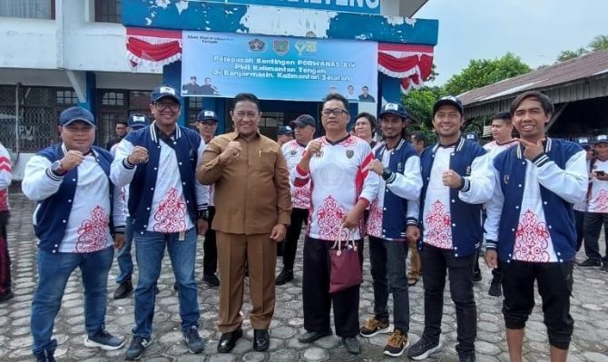 Atlet PWI Kotim yang tergabung dalam Kontingen Porwanas XIV Kalteng berfoto bersama dengan Wakil Gubernur, Edy Pratowo, Senin, 19 Agustus 2024