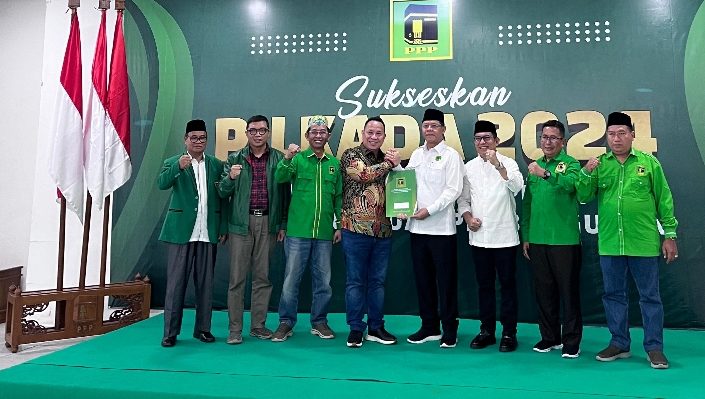 Bakal Calon Wakil Bupati Murung Raya, Doni saat menerima Surat Rekomendasi B1 KWK dari PPP, Jumat, 24 Agustus 2024.