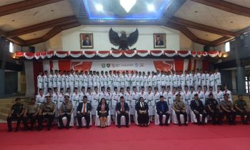 Bupati Kotim Halikinnor jajaran Forkopimda saat berfoto bersama dengan anggota Paskibraka Kotim di Gedung Serbaguna Sampit, Jumat, 16 Agustus 2024