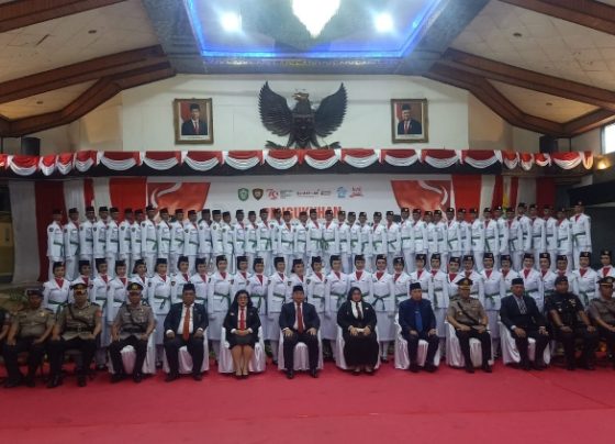 Bupati Kotim Halikinnor jajaran Forkopimda saat berfoto bersama dengan anggota Paskibraka Kotim di Gedung Serbaguna Sampit, Jumat, 16 Agustus 2024