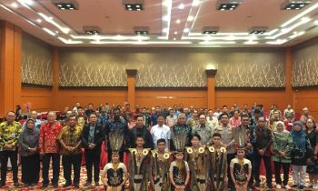 Bupati Kotim Halikinnor saat berfoto bersama dalam Rakercab Gapki se Kalteng, Jumat, 2 Agustus 2024