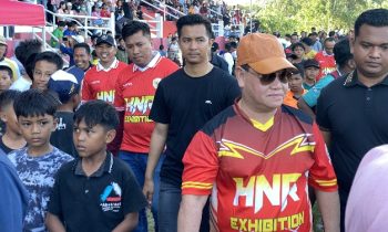 Bupati Kotim Halikinnor saat membagikan kaus dan bola