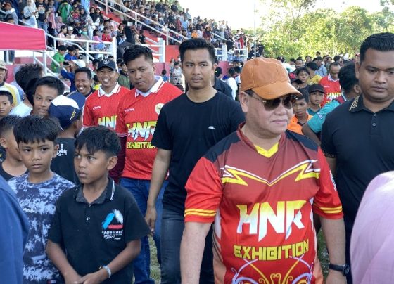 Bupati Kotim Halikinnor saat membagikan kaus dan bola