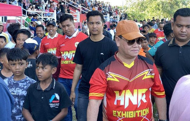 Bupati Kotim Halikinnor saat membagikan kaus dan bola